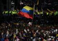 RAKYAT Venezuela menghadiri perhimpunan solidariti terhadap pemimpin yang digulingkan, Nicolas Maduro, dan isterinya, Cilia Flores di Caracas, kelmarin.- AFP