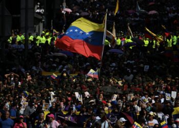 RAKYAT Venezuela menghadiri perhimpunan solidariti terhadap pemimpin yang digulingkan, Nicolas Maduro, dan isterinya, Cilia Flores di Caracas, kelmarin.- AFP