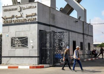 KEADAAN di pintu masuk lintasan sempadan Rafah dengan Mesir di selatan Gaza.- AFP