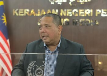 ABU Bakar Hamzah dalam sidang akhbar selepas mempengerusikan mesyuarat Exco di Kompleks Seri Putra, Kangar, Perlis, malam tadi.  UTUSAN/ASYRAF MUHAMMAD