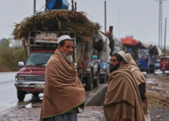 PENDUDUK yang melarikan diri dari bandar Tirah menunggu giliran di luar pusat pendaftaran di Bara di daerah Khyber, barat laut Pakistan.-AGENSI