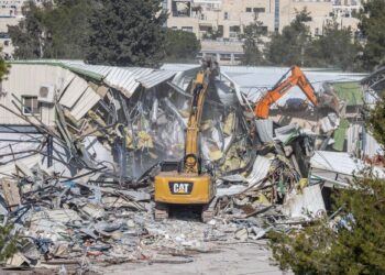 JENTOLAK merobohkan struktur ibu pejabat UNRWA di kawasan Sheikh Jarrah di Baitulmuqaddis Timur.-AFP