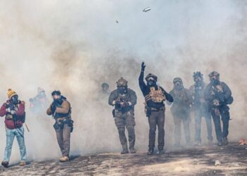 EJEN persekutuan melemparkan gas pemedih mata ke arah penunjuk perasaan semasa pertempuran susulan kejadian tembakan maut di Minneapolis, Minnesota.- AFP