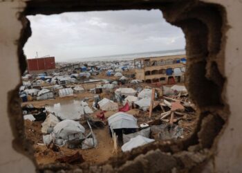KEADAAN di kawasan khemah perlindungan yang menempatkan rakyat Palestin di sepanjang pantai di Gaza City.- AFP