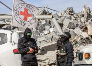 ANGGOTA pejuang Hamas mengawal kawasan ketika pekerja Mesir bersama ahli Jawatankuasa Palang Merah Antarabangsa (ICRC) mencari mayat tebusan terakhir di kawasan kejiranan Zeitoun, di Gaza City.- AFP