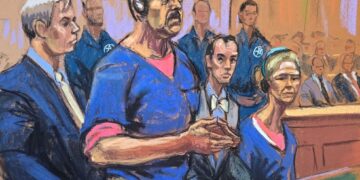 LAKARAN bilik mahkamah menunjukkan Nicolas Maduro (ke-2 kiri) dan isterinya, Cilia Flores, menghadiri pendakwaan di Mahkamah Persekutuan AS Daniel Patrick Moynihan di New York, kelmarin.- AFP