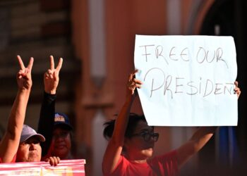 PENYOKONG Nicholas Maduro memegang sepanduk bertulis 'bebaskan presiden kami' semasa demonstrasi di Caracas, sehari selepas beliau ditangkap dalam serangan Amerika Syarikat (AS).- AFP