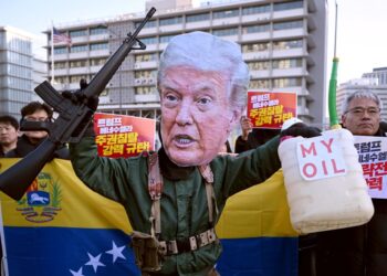 PENUNJUK perasaan memakai topeng Presiden Donald Trump semasa demonstrasi yang mengutuk serangan AS ke atas Venezuela dan penahanan Nicolas Maduro, di hadapan kedutaan AS di Seoul.- AFP