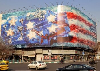 GAMBAR menunjukkan papan iklan anti-AS yang dipasang di sebuah bangunan di Dataran Enqelab di Teheran, susulan peningkatan ketegangan antara Washington dan Iran.- AFP