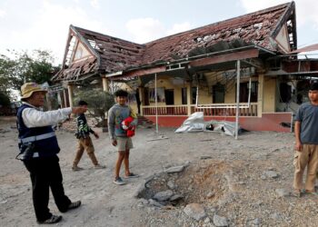 PENDUDUK meninjau sebuah balai polis yang rosak susulan pertempuran tentera Kemboja dan Thailand, di kampung Boeung Trakoun, wilayah Banteay Meanchey, 3 Januari lalu.- AFP