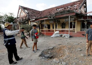 PENDUDUK meninjau sebuah balai polis yang rosak susulan pertempuran tentera Kemboja dan Thailand, di kampung Boeung Trakoun, wilayah Banteay Meanchey, 3 Januari lalu.- AFP