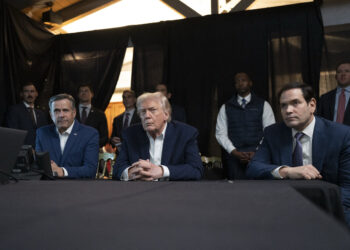 PRESIDEN Donald Trump (tengah) bersama Pengarah CIA, John Ratchliffe dan Setiausaha Negara AS, Marco Rubio ketika menonton siaran misi tentera AS menangkap Presiden Nicholas Maduro di Mar-a-Lago, Florida.- AFP