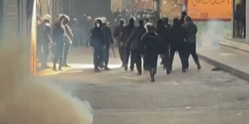 TANGKAP layar video menunjukkan pasukan keselamatan Iran menggunakan gas pemedih mata untuk menyuraikan penunjuk perasaan di bazaar Teheran.-AFP