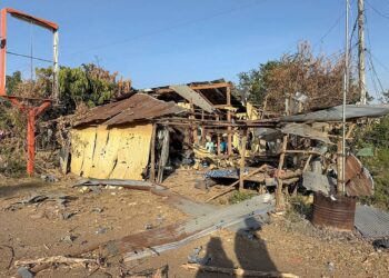 RUMAH-rumah penduduk rosak teruk  susulan pertempuran antara tentera Kemboja dan Thailand di kampung Chouk Chey, wilayah Banteay Meanchey.-AFP