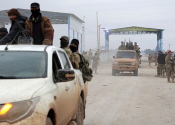 TENTERA Syria memasuki bandar Deir Hafer selepas mengumumkan menawan kawasan utara negara di luar Aleppo.-AFP