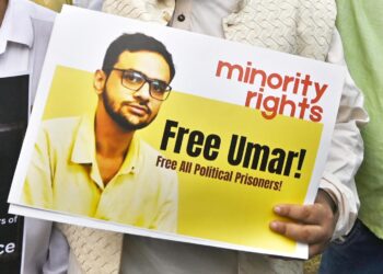 SEORANG penunjuk perasaan memegang sepanduk menyeru pembebasan aktivis Umar Khalid semasa demonstrasi 'Freedom March' di New Delhi, 13 September lalu.- AGENSI