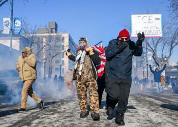 PENUNJUK perasaan berlari menyelamatkan diri semasa protes anti imigresen susulan kejadian tembakan di Minneapolis, Minnesota pada Sabtu lalu.- AFP