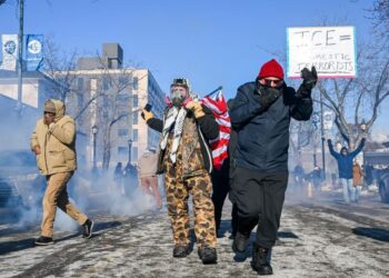 PENUNJUK perasaan berlari menyelamatkan diri semasa protes anti imigresen susulan kejadian tembakan di Minneapolis, Minnesota pada Sabtu lalu.- AFP