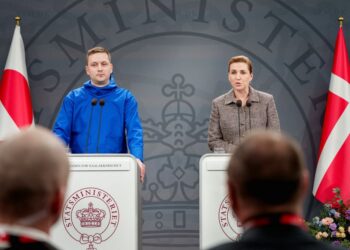PERDANA Menteri Greenland, Jens-Frederik Nielsen (kiri) dan Perdana Menteri Denmark, Mette Frederiksen, ketika mengadakan sidang media bersama di Dewan Cermin, Pajabat Perdana Menteri di Copenhagen, kelmarin.- AFP