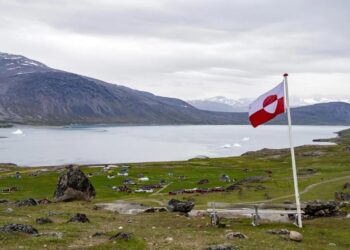 GREENLAND dan NATO berusaha memperkukuh pertahanan selepas Donald Trump berikrar untuk merampas wilayah Artik itu.- AGENSI