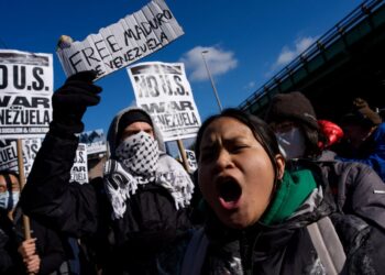 ORANG ramai membantah campur tangan AS di Venezuela dan menuntut pembebasan Nicolas Maduro di luar Pusat Tahanan Metropolitan di Brooklyn, New York.- AFP