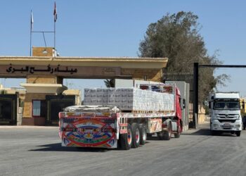 TRAK yang sarat dengan bantuan kemanusiaan terkandas di lintasan Rafah sebelah Mesir untuk masuk ke Gaza.- AFP