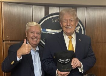 GAMBAR dikongsi Lindsey Graham di platform X memaparkan Presiden Donald Trump memegang topi bertulis 'Make Iran Great Again' yang bertandatangan dalam penerbangan Air Force One dari Florida ke Washington.- AGENSI