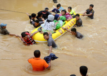 SEKURANG-kurangnya 444 orang dipindahkan ke sekolah dan gereja tempatan selepas banjir kilat melanda Sulawesi Utara.- AGENSI