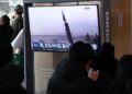 ORANG ramai duduk di hadapan skrin televisyen yang menyiarkan berita rakaman fail ujian peluru berpandu Korea Utara, di stesen kereta api di Seoul semalam.- AFP