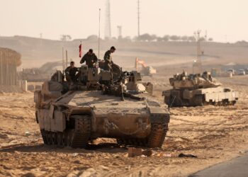 TENTERA Israel mengambil posisi di dalam kenderaan perisai mereka berhampiran pagar sempadan antara Israel dan Semenanjung Gaza.-AFP