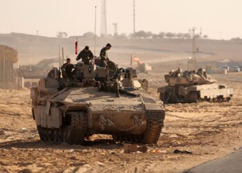 TENTERA Israel mengambil posisi di dalam kenderaan perisai mereka berhampiran pagar sempadan antara Israel dan Semenanjung Gaza.-AFP