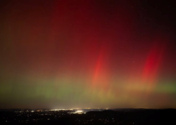AURORA borealis yang terhasil akibat ribut geomagnetik matahari dilihat dari Taman Negara Shenandoah di Rileyville, Virginia.-AFP