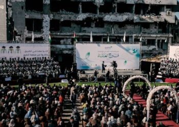 GRADUAN Fakulti Perubatan Universiti Al-Azhar dan Universiti Islam Gaza menerima ijazah di majlis konvokesyen yang diadakan di celah runtuhan bangunan Hospital Al-Shifa.-AGENSI 