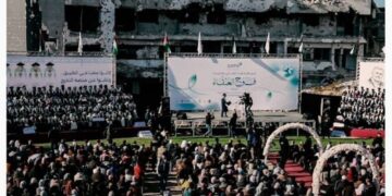 GRADUAN Fakulti Perubatan Universiti Al-Azhar dan Universiti Islam Gaza menerima ijazah di majlis konvokesyen yang diadakan di celah runtuhan bangunan Hospital Al-Shifa.-AGENSI 