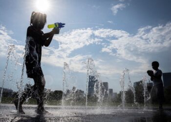 SUHU melampau boleh menjejaskan sistem penyejukan semula jadi tubuh manusia, menyebabkan simptom pening, sakit kepala, kegagalan organ dan kematian.- AFP