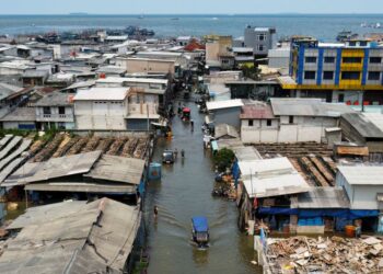 PENILAIAN  Agensi Penyelidikan dan Inovasi Kebangsaan (BRIN) menganggarkan tanah di Jakarta mendap pada kadar purata 3.5 sentimeter (cm) setahun.- AFP