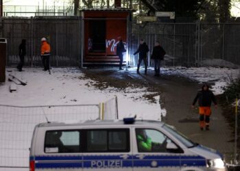 ANGGOTA kecemasan polis sedang menyiasat lokasi kebakaran kabel voltan tinggi di sebuah jambatan berhampiran loji janakuasa Lichterfelde di Terusan Teltow, Berlin.-AFP