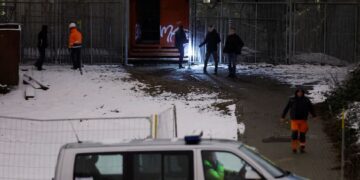 ANGGOTA kecemasan polis sedang menyiasat lokasi kebakaran kabel voltan tinggi di sebuah jambatan berhampiran loji janakuasa Lichterfelde di Terusan Teltow, Berlin.-AFP