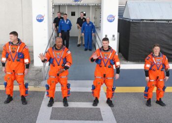ANGKASAWAN misi bulan Artemis II berdiri di luar Bangunan Operasi dan Pemeriksaan Neil A. Armstrong semasa ujian Demonstrasi Undur di Pusat Angkasa Kennedy di Cape Canaveral, Florida.- AFP