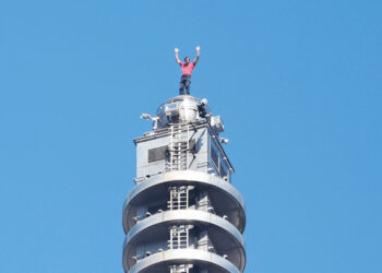 ALEX Honnold mengangkat tangan selepas berjaya melakukan pendakian tanpa peralatan keselamatan di puncak bangunan Taipei 101 di Taiwan.-AFP