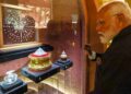 PERDANA Menteri India, Narendra Modi, melihat permata purba yang dikaitkan dengan Buddha semasa pameran di New Delhi, kelmarin.- AFP