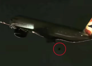 TANGKAP layar video menunjukkan roda belakang kanan sistem pendaratan utama pesawat British Airways tercabut dan jatuh sejurus berlepas dari Las Vegas.-AGENSI