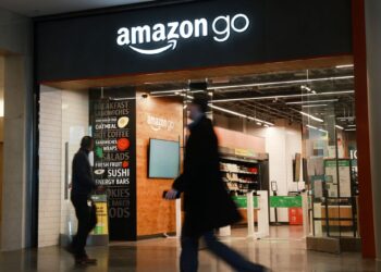 ORANG ramai berjalan melepasi kedai Amazon Go di pusat beli-belah Manhattan di New York City.-AFP