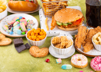 LARANGAN iklan makanan segera dijangka mengurangkan sehingga 7.2 bilion kalori daripada diet kanak-kanak setiap tahun.-AGENSI