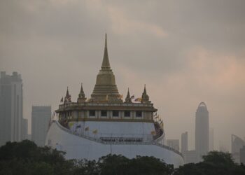KUIL Wat Saket kelihatan di tengah-tengah tahap pencemaran udara sederhana di Bangkok.- AFP