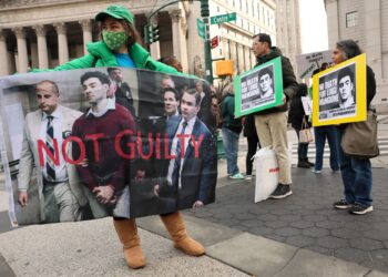 PENYOKONG Luigi Mangione berkumpul sambil memegang plakad ketika pendengaran kes pembunuhan Brian Thompson di Mahkamah Persekutuan Manhattan di New York City.-AFP