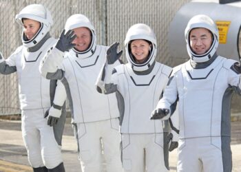 ANGKASAWAN misi Crew 11 sebelum meninggalkan Bangunan Operasi Neil A. Armstrong menuju ke kompleks pelancaran LC-39A di Pusat Angkasa Kennedy di Cape Canaveral, Florida, pada 1 Ogos lalu.- AFP