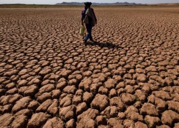 TUJUH tahun kemarau menjejaskan empangan Maghribi, mengurangkan hasil gandum dan mengecilkan jumlah ternakan.- AFP
