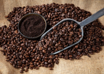 KOPI tiruan menggunakan kacang soya dan pewarna berpotensi meningkatkan risiko kanser.-AGENSI