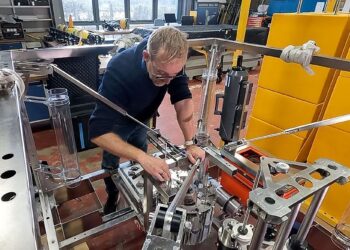 ANDREW Sweetman mengendalikan alat yang direka khas untuk menyiasat nodul polimetalik laut dalam di Persatuan Sains Marin di Oban, Scotland.-AFP